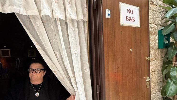 “No b&b”, cartello sulla porta di casa a Bari vecchia. “Altrimenti i turisti bussano a tutte le ore”