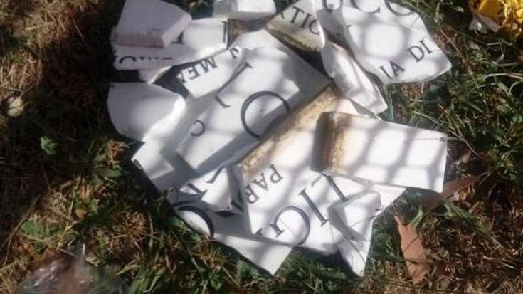 Distrutta la targa per ‘Potente’. “Un atto di vandalismo”, no è stato solo un incidente