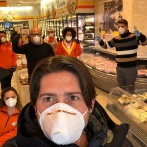 La Napoli che resiste: "Restiamo aperti al servizio di tutti"