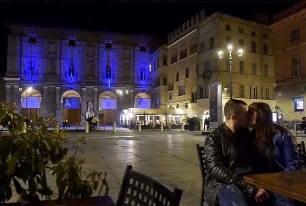 Bentornata Italia: il municipio di Parma si colora di azzurro 