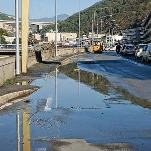 Salta un tubo dell'acqua a Staglieno, sottopasso allagato, traffico bloccato, rottura anche in via Fieschi