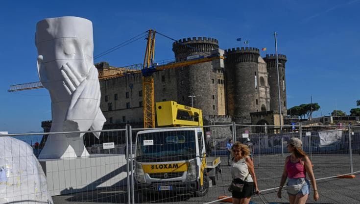 Napoli, "Silent Hortense" in piazza Municipio: nuova installazione dopo Venere e Pulcinella