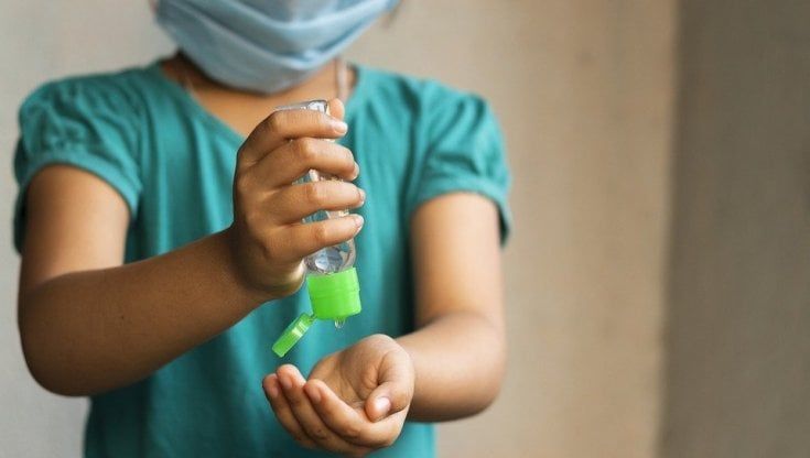 "Mia figlia è positiva al Covid, io sola nel limbo con due bambine. E per il tampone metto a rischio mia madre"