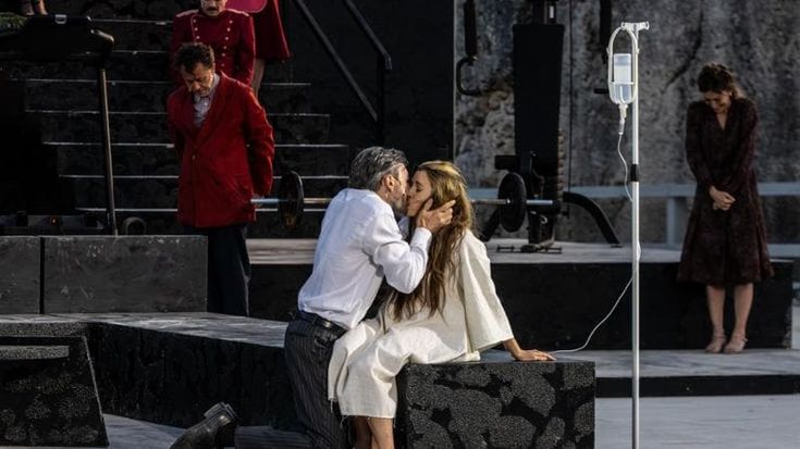 Alcesti in una villa da jet set con dialetti da commedia. A Siracusa trenta sold out