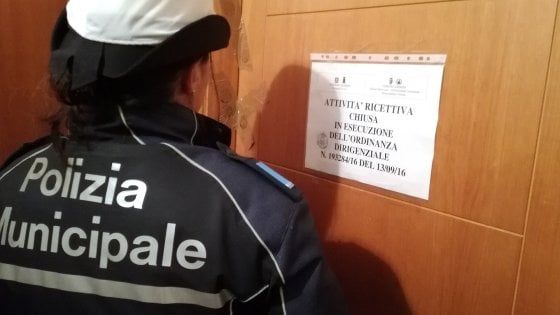 Rimini, i vigili chiudono il "residence delle lucciole"