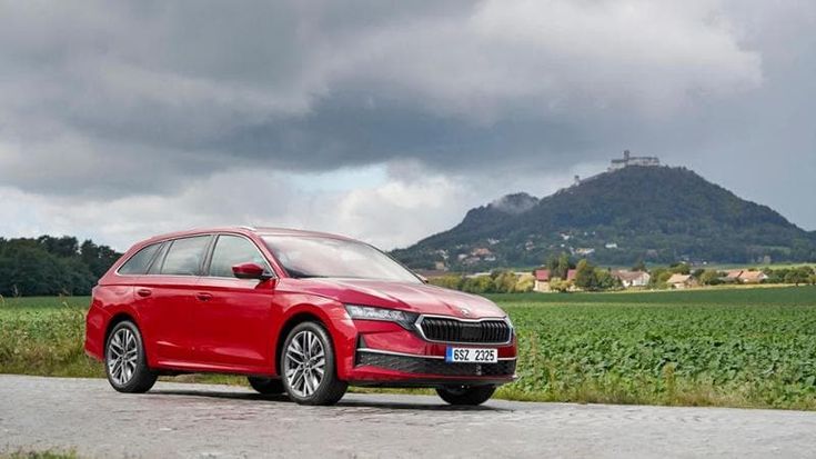 Škoda Octavia, ora anche in versione Full Hybrid sia sulla berlina che sulla station wagon