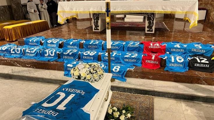 Napoli, folla e commozione ai funerali del piccolo Daniele: le maglie degli azzurri sull’altare