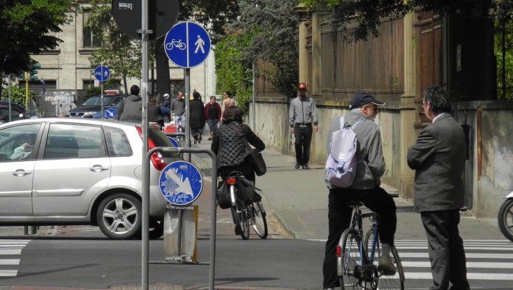 Flash mob dei ciclisti a Firenze: “Rispettate le piste e rifate le segnaletica”