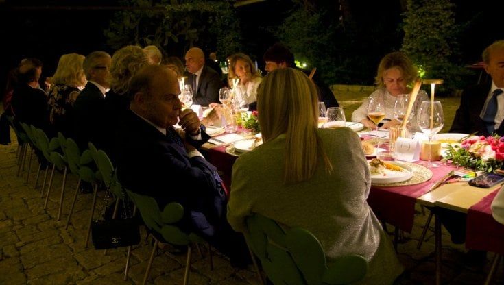 La notte sotto le stelle di Meloni in Masseria da Vespa: le chiacchiere con gli sponsor sul Pnrr e le critiche a Conte e Draghi 