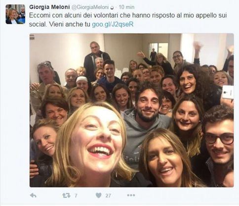 Roma, il selfie di Giorgia Meloni con i volontari della campagna elettorale