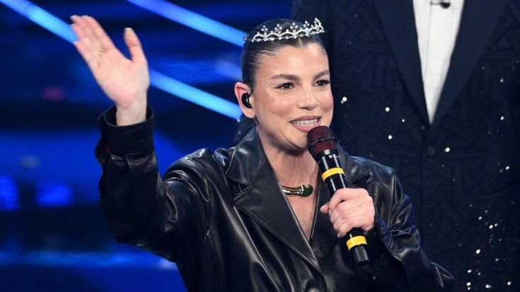 Tutte le dediche dal palco di Sanremo. Da Emma a Gazzelle, da Angelina Mango ai Kolors: i saluti degli artisti agli amati