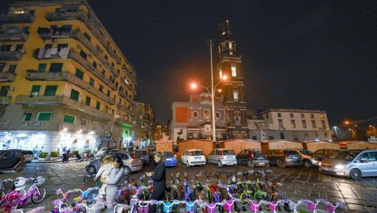 Napoli, piazza del Carmine libera dal cantiere si riempie di casette per la Befana
