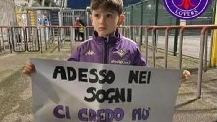 A Cremona sequestrato lo striscione a un tifoso viola di 7 anni, le scuse della società