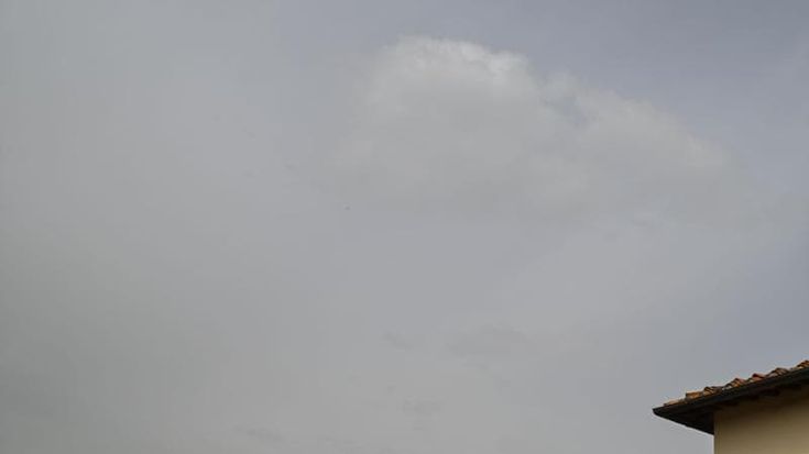 Lo strano cielo “giallo” di Firenze, effetto della tempesta di sabbia del deserto