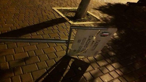 Bari, vandalizzata la targa in ricordo di Giacomo Decaro: era stata inaugurata meno di un mese fa