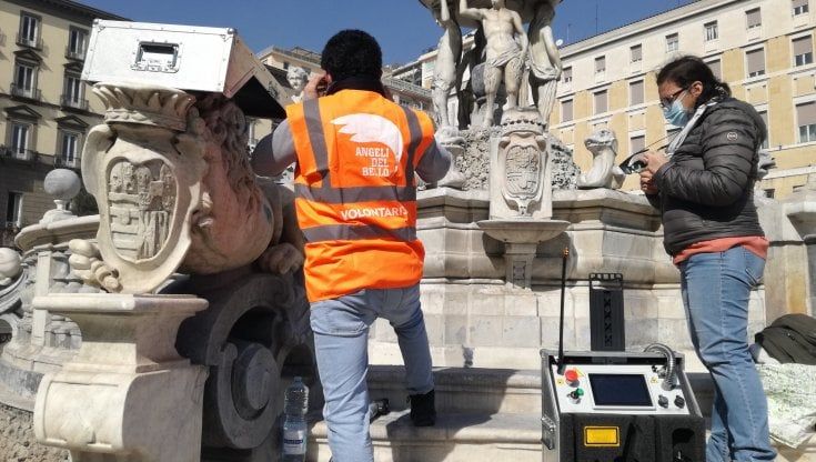 Napoli, rimossi i graffiti dalla fontana del Nettuno 
