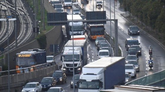 Stop alle auto non elettriche entro il 2028 per salvare il clima
