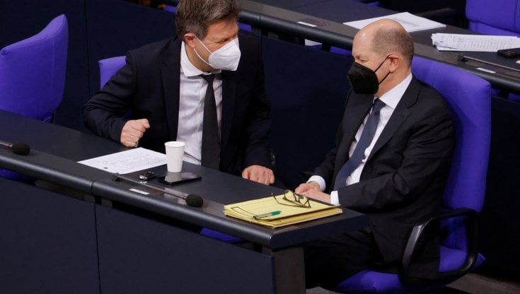 Ucraina, Berlino preme per la soluzione diplomatica:  gas ed economia dietro alla prudenza di Scholz