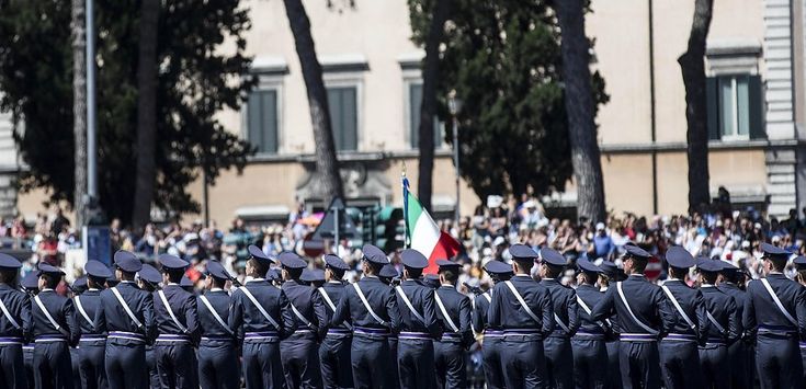I reparti alla parata del 2 giugno davanti all'Altare della patria