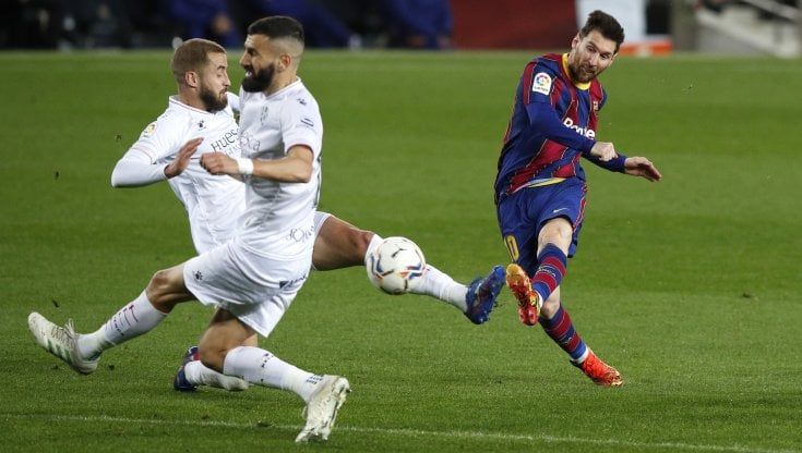 Spagna, il Barcellona domina l'Huesca. Messi record: raggiunge Xavi a 767 presenze e riapre la Liga