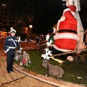 Bari, in piazza Umberto spaccio di droga accanto al villaggio di Babbo Natale: arresti e controlli