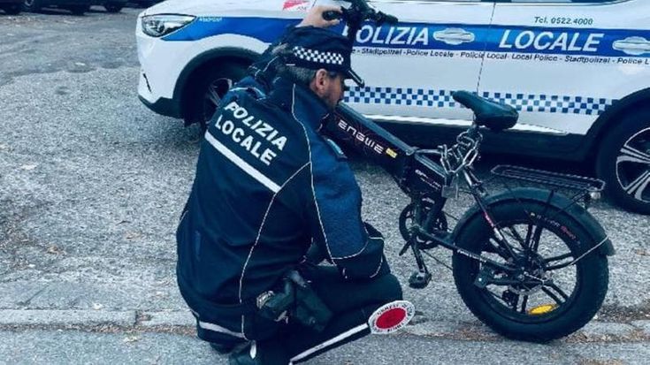 E-bike, scatta la stretta: arrivano bici-velox e multe fino a 15 mila euro