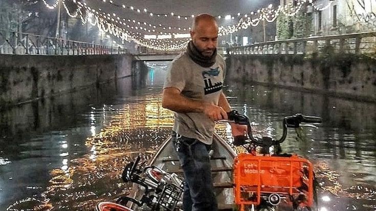 Simone Lunghi, l’uomo che ripesca le bici dai Navigli: “Siamo già a quota mille”