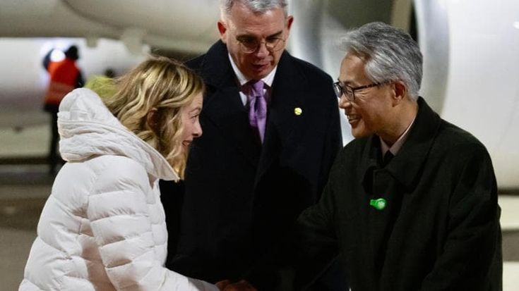 Meloni atterrata in Giappone, al via il tour del G7 per accreditarsi coi grandi: dopo Tokyo, Canada e Usa