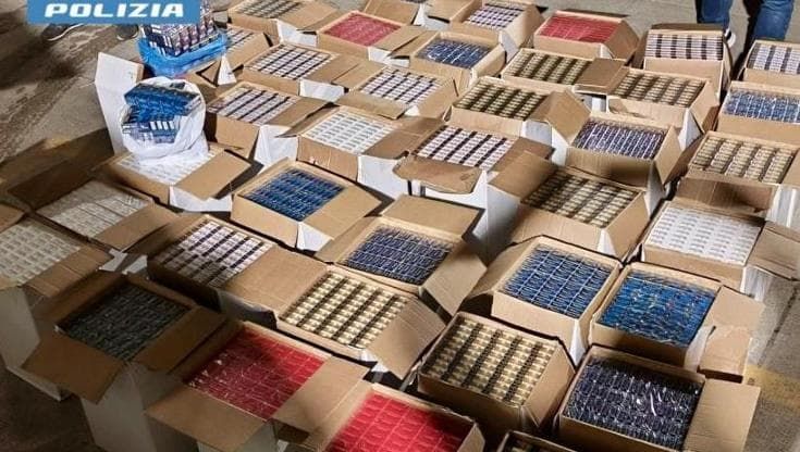 Torna il contrabbando: corriere fermato sulla Lecce-Brindisi. Nel furgone 2,5 quintali di sigarette