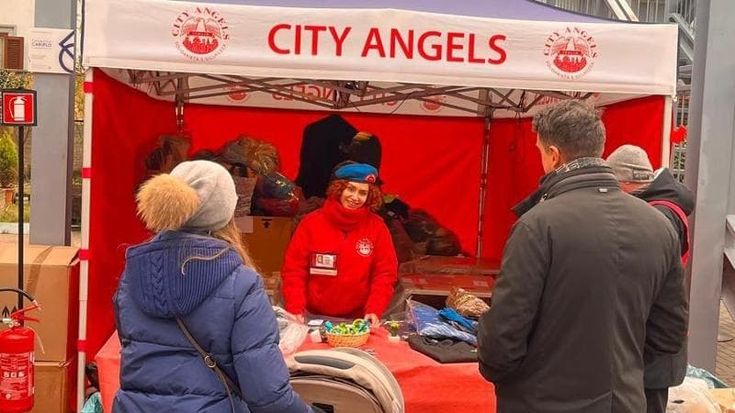 Raccolta di abiti per i senzatetto, donate 1.200 scatole di vestiti per l’inverno: “Aiuto concreto”