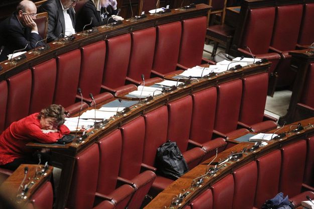 Stabilità, maratona notturna alla Camera: gli sbadigli dei deputati