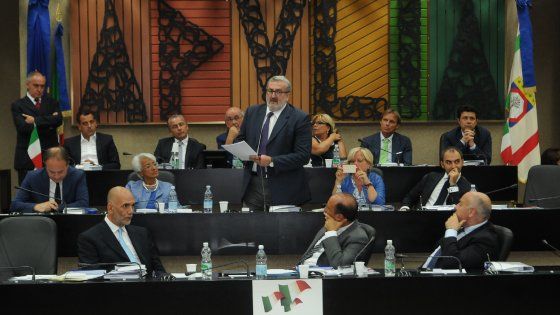 Regione Puglia, approvata la legge sui portaborse: i consiglieri possono assumere anche i parenti