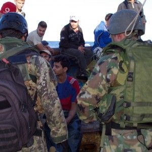 "Noi derubati sulla nave militare", il giallo del furto ai profughi siriani