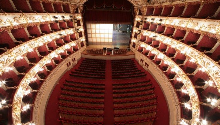 Rubrica Caruso/ Reggio Emilia: la stagione lirico-sinfonica e il Festival Aperto, firmati da Paolo Cantù . E arriva la star Oumou Sangaré