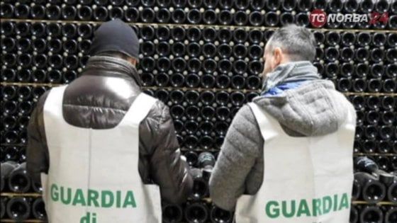 Scoperte a Foggia 11mila bottiglie prosecco rubate in Veneto: erano nascoste vicino a una sala ricevimenti