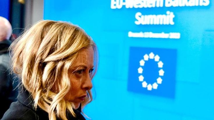 Antifascisti mai, il manifesto della destra sul 25 Aprile e i silenzi di Meloni a Bruxelles: “Descrivetemi pure come una pericolosa fascista”