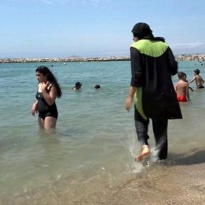 L'uomo che paga le multe: "È un diritto delle donne, sbagliato cedere alla paura"