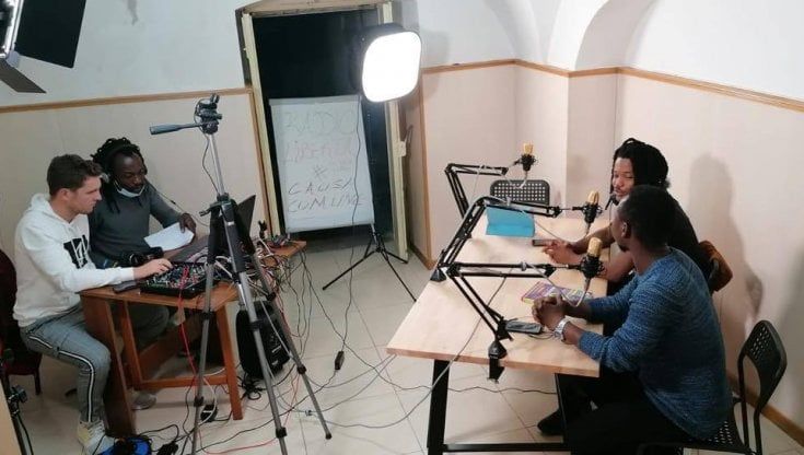 In quattro lingue e fatta da studenti stranieri e rifugiati: la web radio Libertà racconta Bari