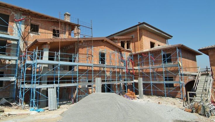 Caro energia e boom dei costi delle materie prime: industria delle impermeabilizzazioni vicina allo stop