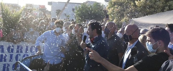 Scontri, tensioni e caos a Mondragone. Contestato Salvini, lancio d'acqua, interrotto il discorso. Lui: "Cittadini ostaggio di delinquenti"