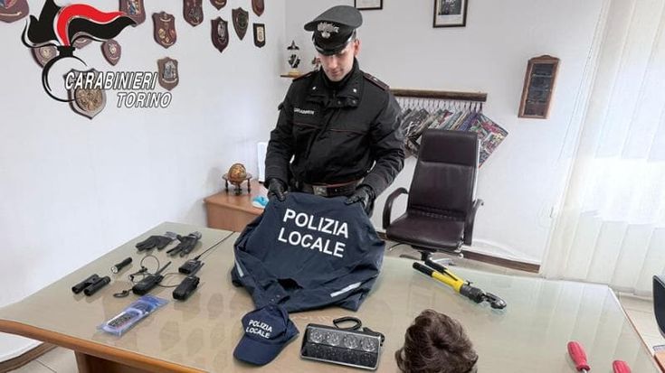 La gang dei falsi vigili svaligiava ville: sorpresi con sirene e divise, inseguimento e un arresto