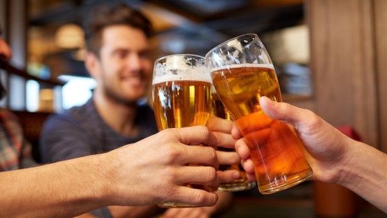 Il trucco per imparare le lingue? Bere (senza esagerare) vino, birra o cocktail