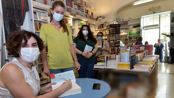 Stefania Auci al firmacopie dell'ultimo libro: "Il segreto del successo? Alchimie"