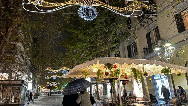 Luminarie al Vomero, i commercianti: "Non smontatele, rinviate la potatura"