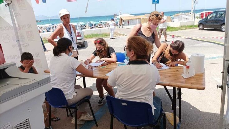 Vaccini in spiagge e piazze, le strategie delle Regioni contro il calo di agosto