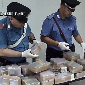 Bari, abbandona il suv e tenta la fuga in ciabatte: arrestato, trasportava 60 chili di hashish