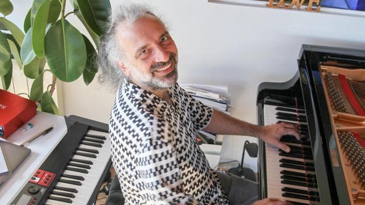 Stefano Bollani: “La felicità al piano è lasciarsi andare”