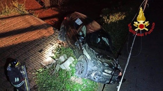 Esce di strada e l'auto finisce sul tetto di una casa: spettacolare incidente a Varese