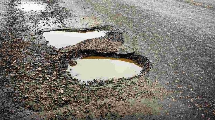 Buche addio? Arriva l’asfalto che si ripara da solo in meno di un’ora: ecco come funziona
