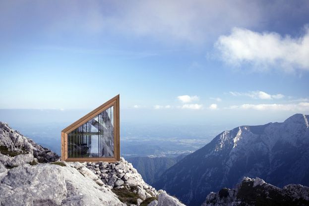 Slovenia, un guscio di vetro: il rifugio che sfida il vento